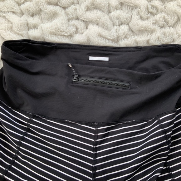 Lululemon Black & White Striped Cropped Leggings 23 Inch Long Zippered Leg Pant - Picture 8 of 9
